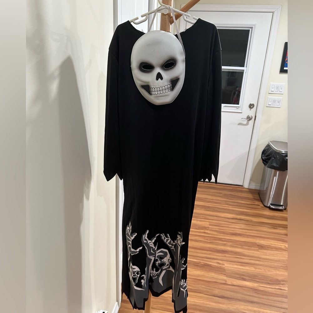 Kids Wal-Mart Halloween Glow in the Dark Reaper Costume